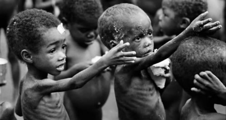 Crianças desnutridas alcançando por ajuda